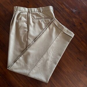 Dockers Men's Size 30-32 Color Tan